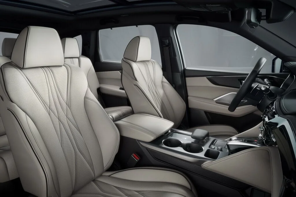 Фото Acura MDX (2024) — передние сиденья. Передние кресла: профиль спинки, подушка и отделка Acura MDX (2024) — передние сиденья