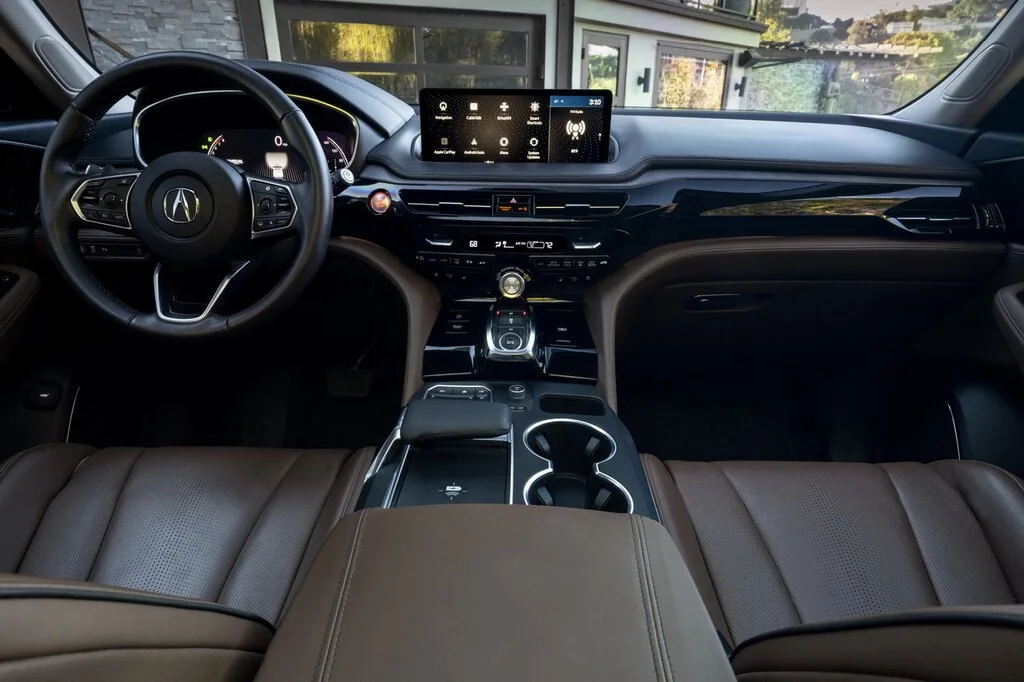 Фото Acura MDX (2024) — интерьер, фото 8. Салон целиком: как расставлены кресла и что под рукой у водителя Acura MDX (2024) — интерьер, фото 8