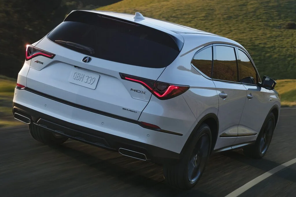 Фото Acura MDX (2024) — вид сзади. Корма: рисунок фонарей, бампер и оформление пятой двери Acura MDX (2024) — вид сзади