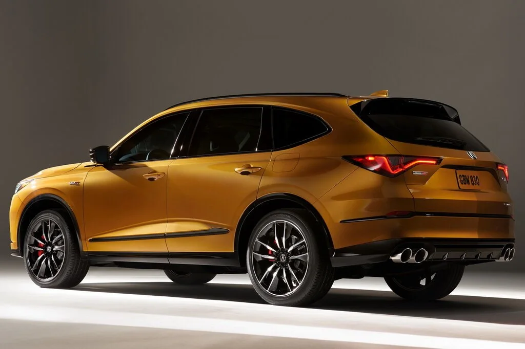 Фото Acura MDX (2024) — вид сзади, фото 2. Задняя часть крупно: ширина кормы и выпускная система Acura MDX (2024) — вид сзади, фото 2