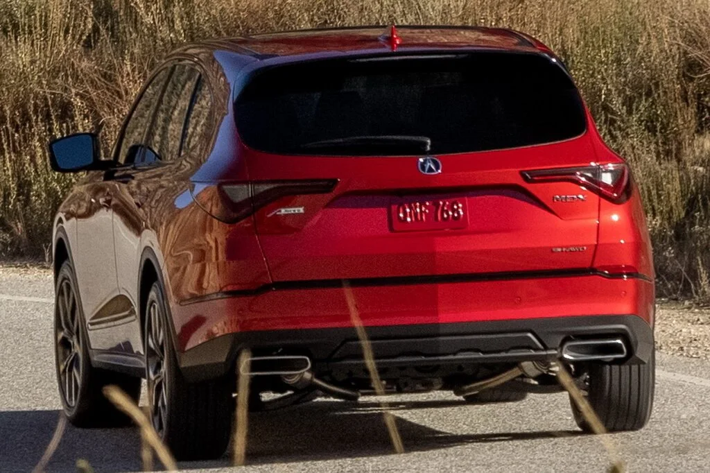 Фото Acura MDX (2024) — вид сзади, фото 3. Сзади-сбоку: свес кормы и стойка пятой двери Acura MDX (2024) — вид сзади, фото 3
