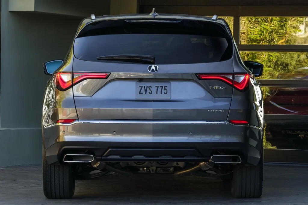 Фото Acura MDX (2024) — вид сзади, фото 4. Корма: рисунок фонарей, бампер и оформление пятой двери Acura MDX (2024) — вид сзади, фото 4