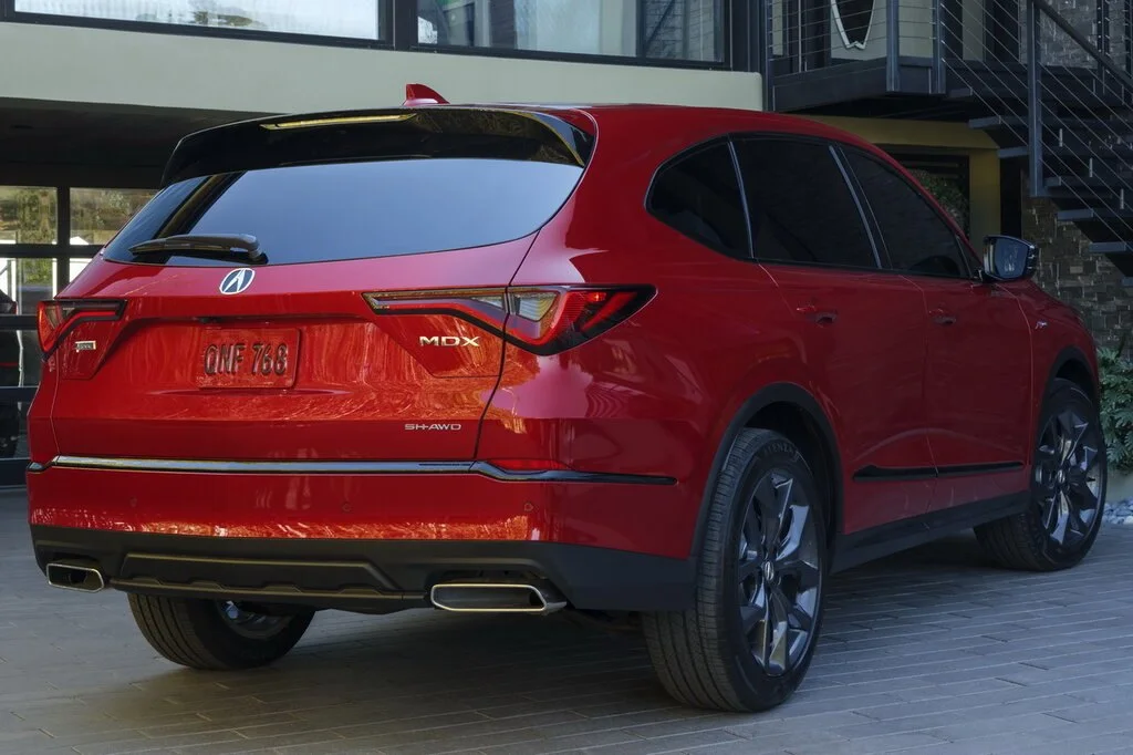 Фото Acura MDX (2024) — вид сзади, фото 6. Сзади-сбоку: свес кормы и стойка пятой двери Acura MDX (2024) — вид сзади, фото 6