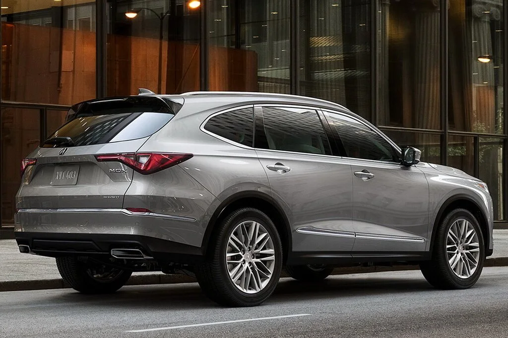 Фото Acura MDX (2024) — вид сзади, фото 7. Корма: рисунок фонарей, бампер и оформление пятой двери Acura MDX (2024) — вид сзади, фото 7