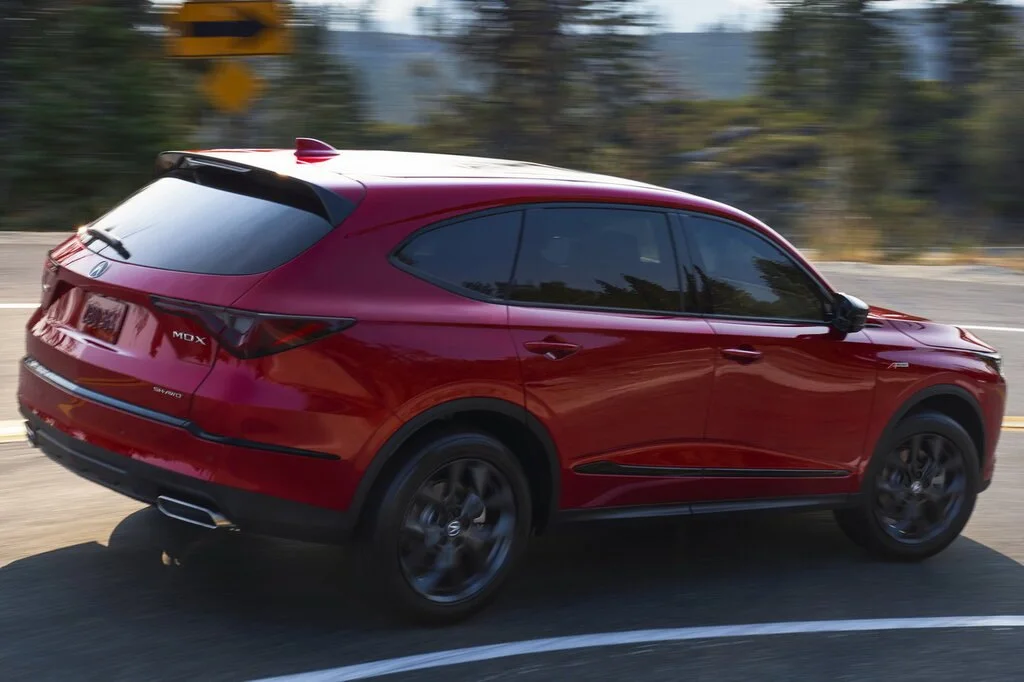 Фото Acura MDX (2024) — вид сзади, фото 8. Задняя часть крупно: ширина кормы и выпускная система Acura MDX (2024) — вид сзади, фото 8