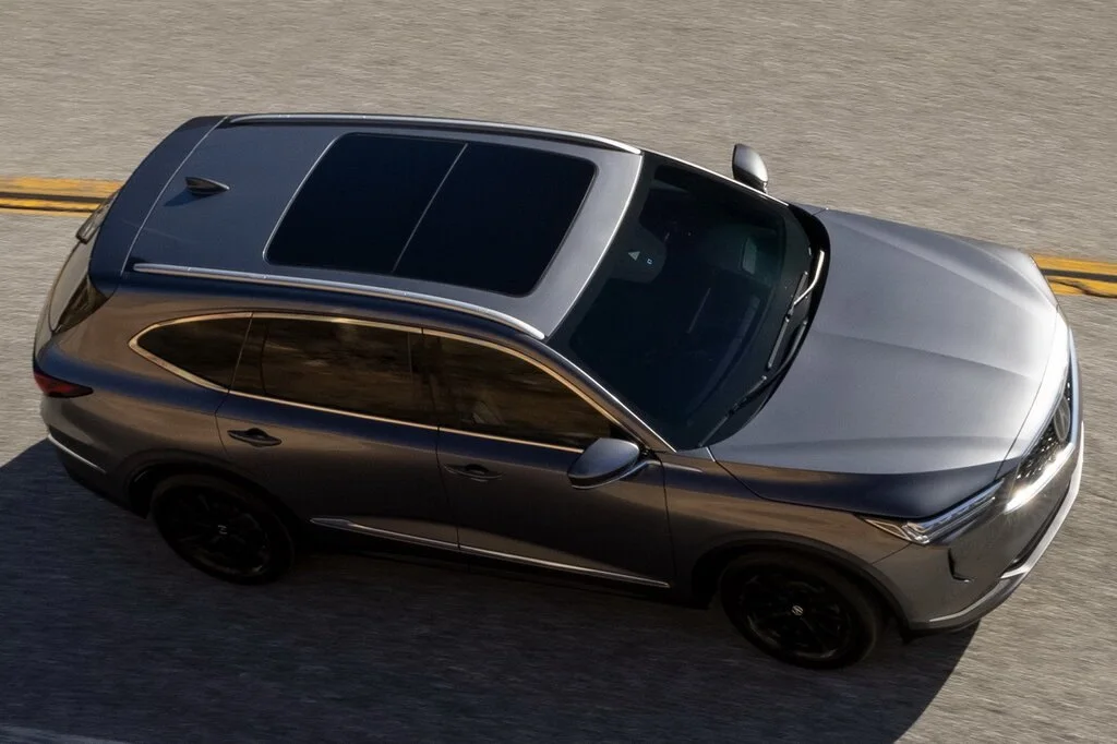 Фото Acura MDX (2024) — вид сверху. Сверху видно остекление крыши и рейлинги Acura MDX (2024) — вид сверху