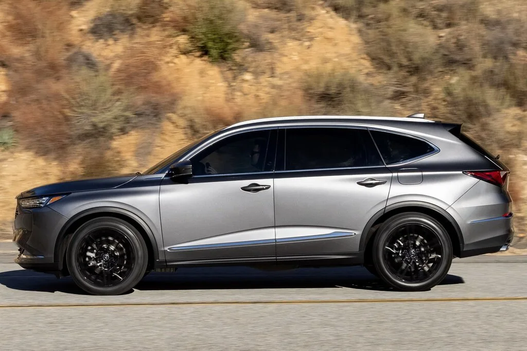Фото Acura MDX (2024) — вид сбоку. Профиль: длина кузова, линия крыши и посадка на колёсах Acura MDX (2024) — вид сбоку