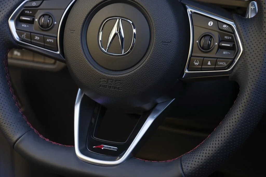Фото Acura MDX (2024) — руль. Обод, спицы и кнопки на руле крупным планом Acura MDX (2024) — руль