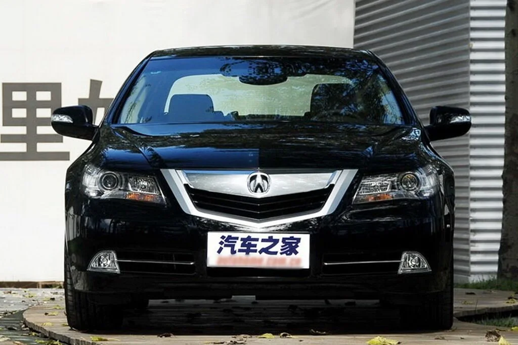 Фото Acura RL (2012) — вид спереди, фото 3. Три четверти спереди: видно и «лицо», и профиль разом Acura RL (2012) — вид спереди, фото 3