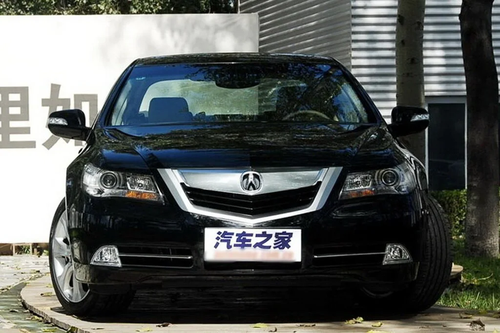 Фото Acura RL (2012) — вид спереди, фото 4. Анфас: решётка, форма фар и бампер — по ним модель и узнают на дороге Acura RL (2012) — вид спереди, фото 4