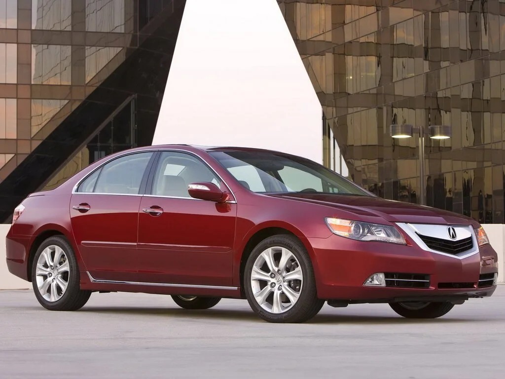 Фото Acura RL (2012) — вид спереди, фото 5. Передняя часть крупно: рисунок ходовых огней и воздухозаборники Acura RL (2012) — вид спереди, фото 5