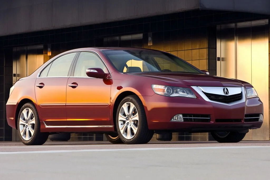 Фото Acura RL (2012) — вид спереди, фото 6. Три четверти спереди: видно и «лицо», и профиль разом Acura RL (2012) — вид спереди, фото 6