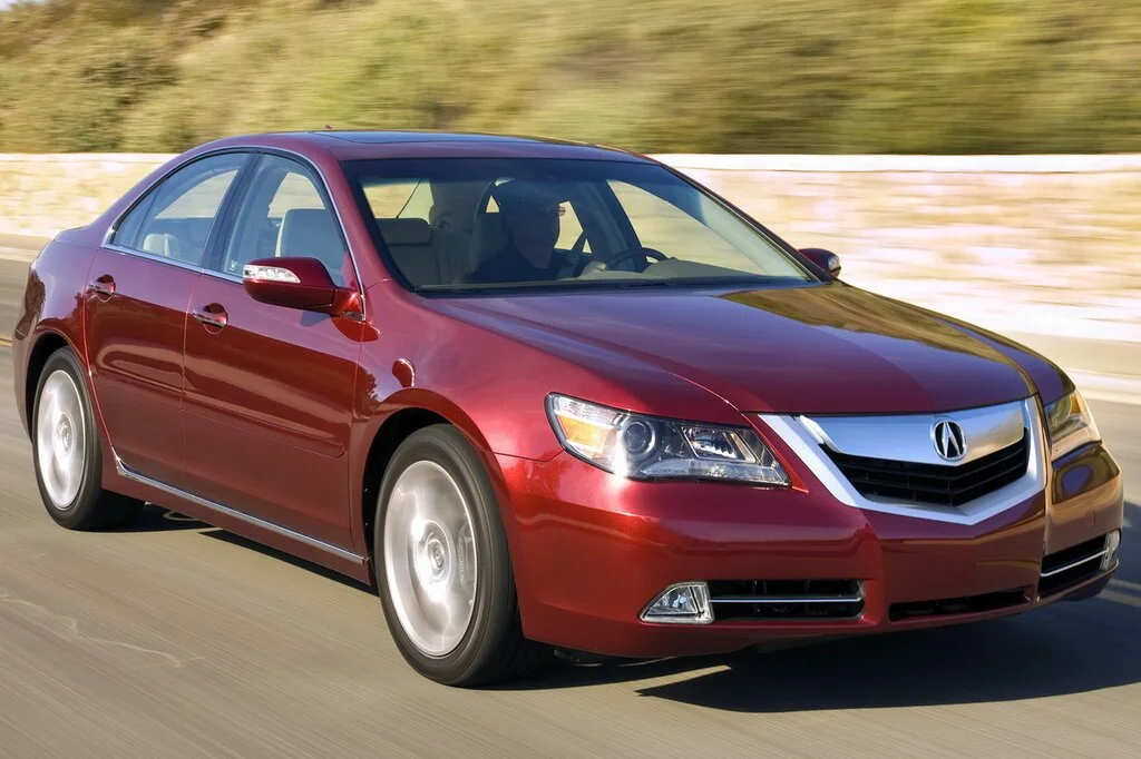 Фото Acura RL (2012) — вид спереди, фото 7. Анфас: решётка, форма фар и бампер — по ним модель и узнают на дороге Acura RL (2012) — вид спереди, фото 7