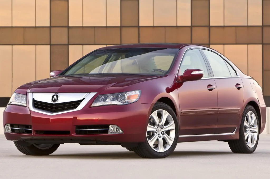 Фото Acura RL (2012) — вид спереди, фото 8. Передняя часть крупно: рисунок ходовых огней и воздухозаборники Acura RL (2012) — вид спереди, фото 8