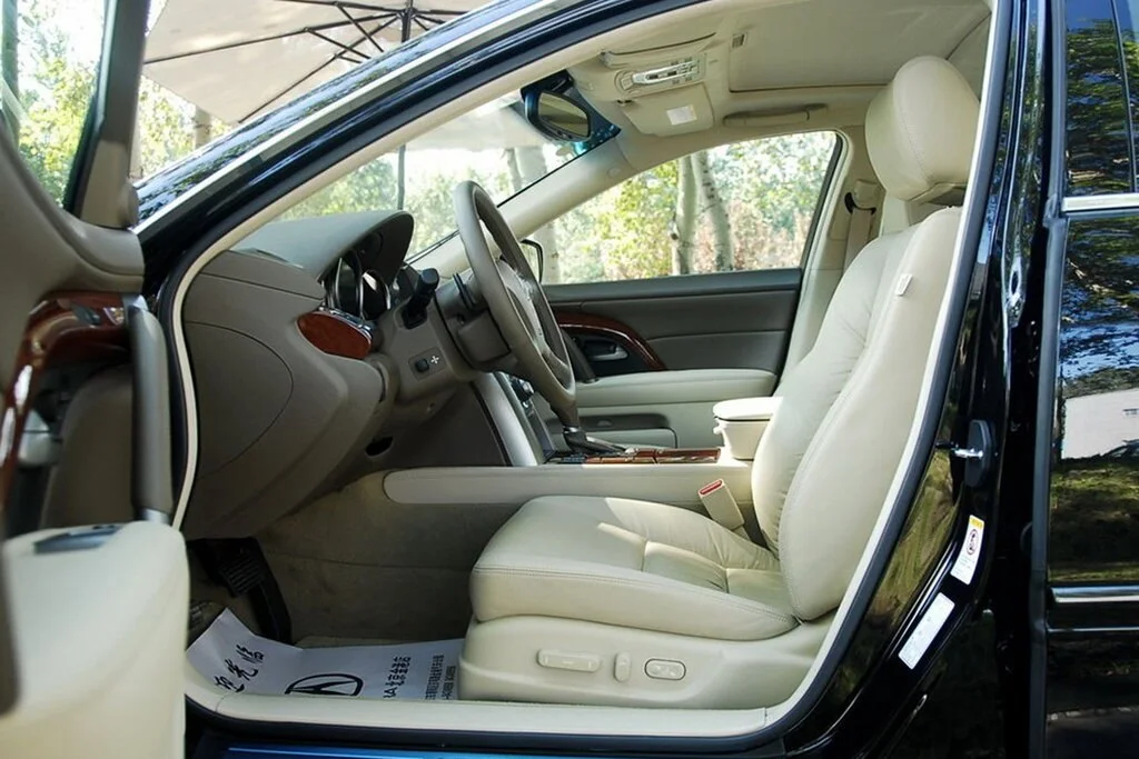 Фото Acura RL (2012) — интерьер. Общий план салона: панель, консоль и передние кресла Acura RL (2012) — интерьер