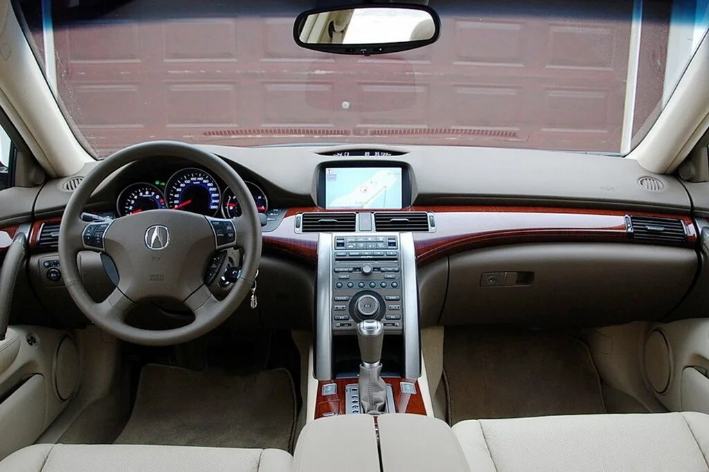 Фото Acura RL (2012) — интерьер, фото 2. Салон целиком: как расставлены кресла и что под рукой у водителя Acura RL (2012) — интерьер, фото 2