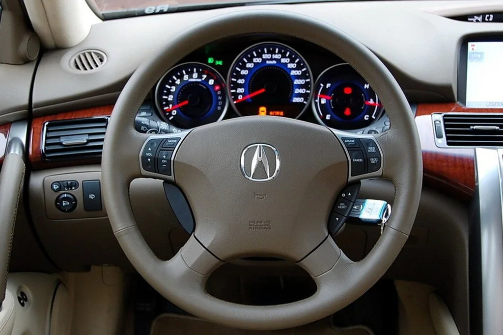Фото Acura RL (2012) — интерьер, фото 3. Обзор салона: отделка, стыки панелей и рабочее место водителя Acura RL (2012) — интерьер, фото 3