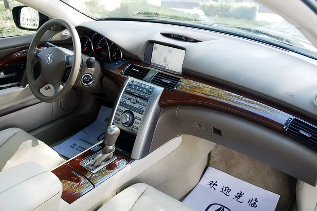 Фото Acura RL (2012) — интерьер, фото 4. Общий план салона: панель, консоль и передние кресла Acura RL (2012) — интерьер, фото 4