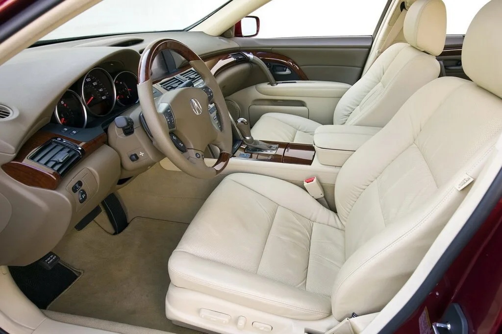 Фото Acura RL (2012) — интерьер, фото 5. Салон целиком: как расставлены кресла и что под рукой у водителя Acura RL (2012) — интерьер, фото 5