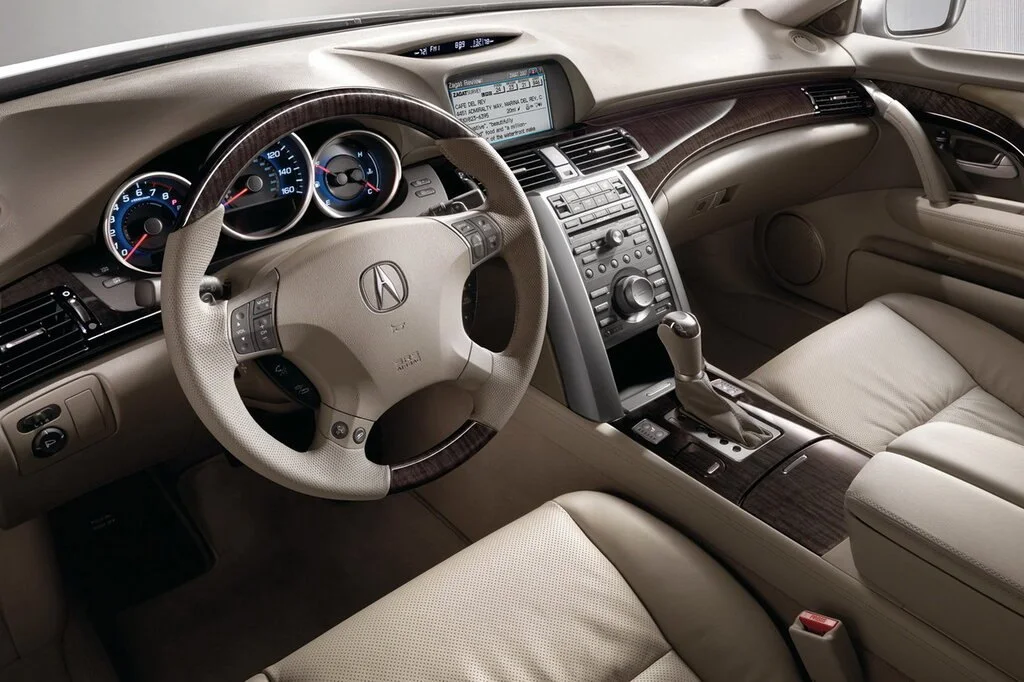 Фото Acura RL (2012) — интерьер, фото 6. Обзор салона: отделка, стыки панелей и рабочее место водителя Acura RL (2012) — интерьер, фото 6