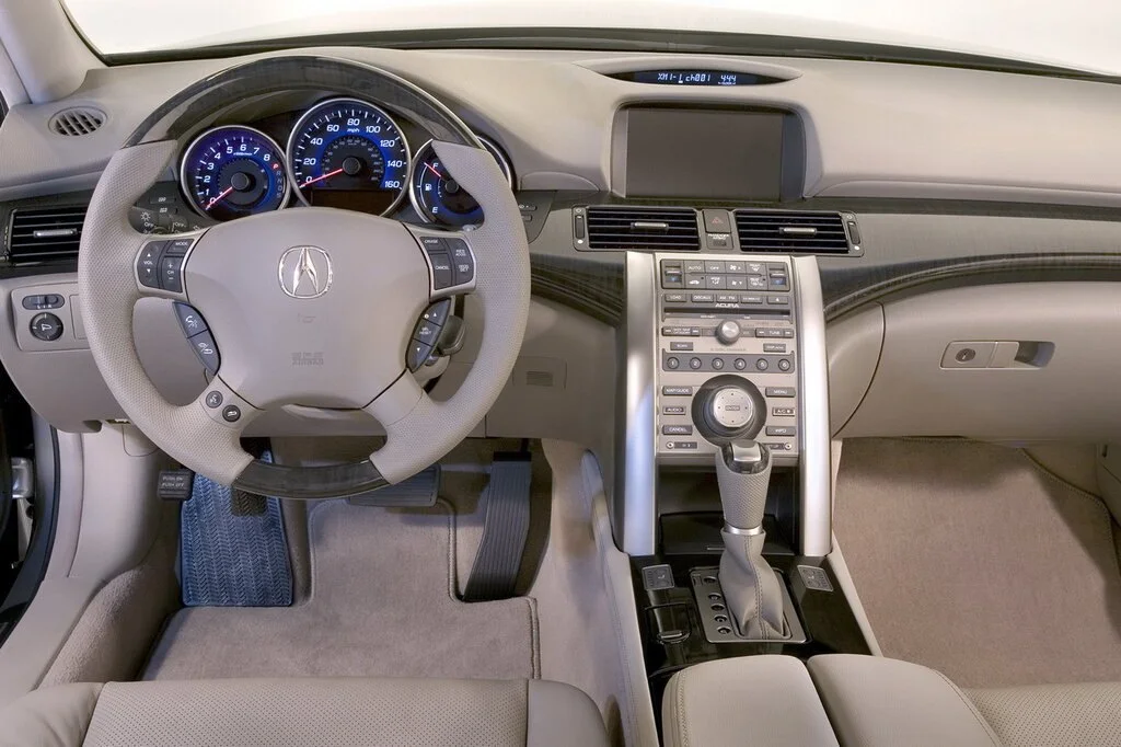 Фото Acura RL (2012) — интерьер, фото 7. Общий план салона: панель, консоль и передние кресла Acura RL (2012) — интерьер, фото 7