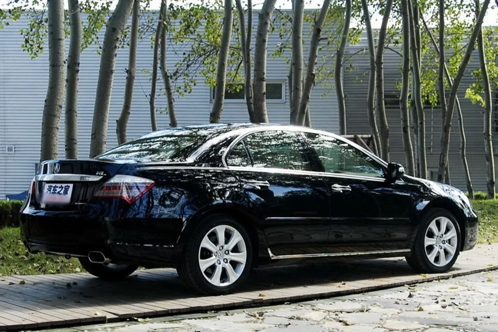 Фото Acura RL (2012) — вид сзади, фото 2. Задняя часть крупно: ширина кормы и выпускная система Acura RL (2012) — вид сзади, фото 2