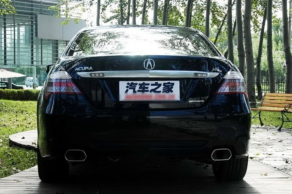 Фото Acura RL (2012) — вид сзади, фото 3. Сзади-сбоку: свес кормы и стойка пятой двери Acura RL (2012) — вид сзади, фото 3