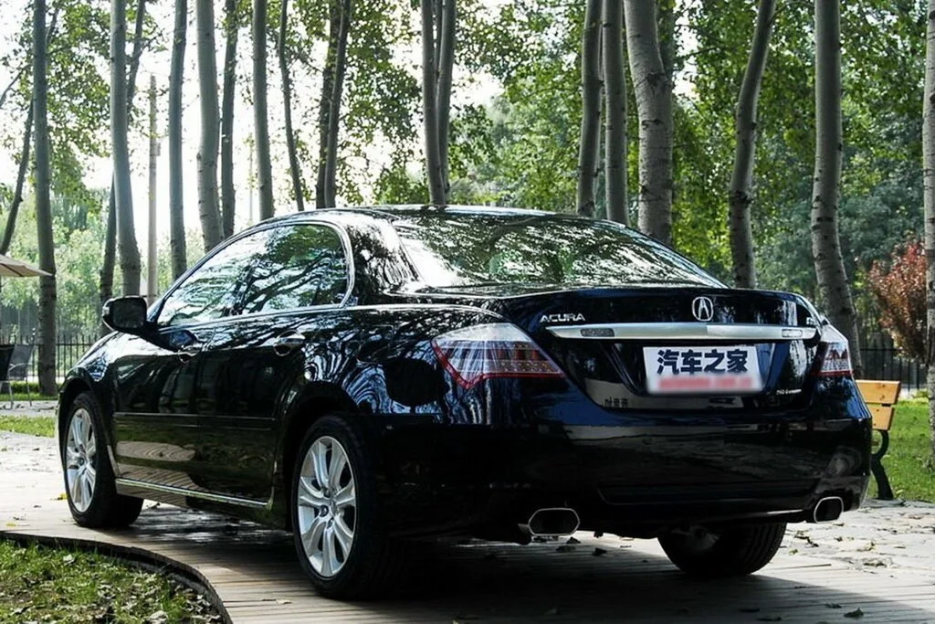 Фото Acura RL (2012) — вид сзади, фото 4. Корма: рисунок фонарей, бампер и оформление пятой двери Acura RL (2012) — вид сзади, фото 4