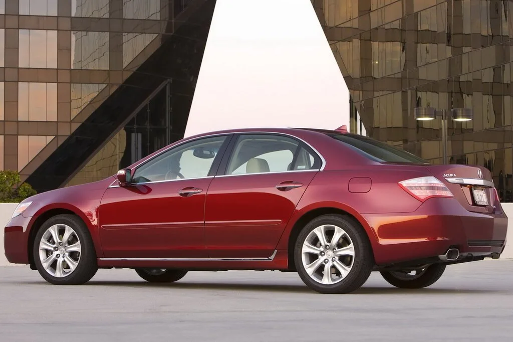 Фото Acura RL (2012) — вид сзади, фото 5. Задняя часть крупно: ширина кормы и выпускная система Acura RL (2012) — вид сзади, фото 5