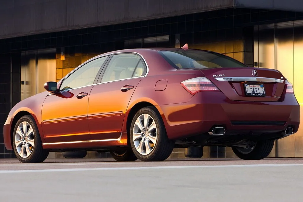 Фото Acura RL (2012) — вид сзади, фото 6. Сзади-сбоку: свес кормы и стойка пятой двери Acura RL (2012) — вид сзади, фото 6