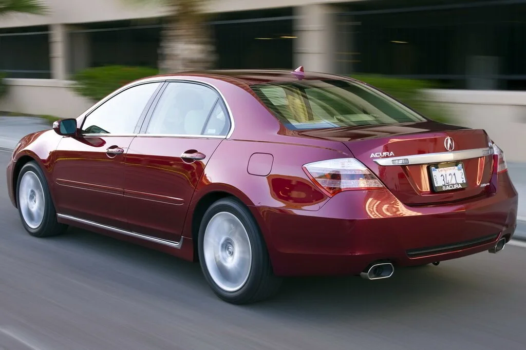 Фото Acura RL (2012) — вид сзади, фото 7. Корма: рисунок фонарей, бампер и оформление пятой двери Acura RL (2012) — вид сзади, фото 7
