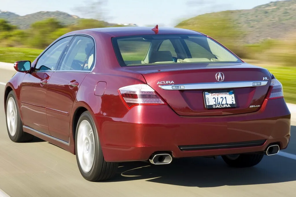 Фото Acura RL (2012) — вид сзади, фото 8. Задняя часть крупно: ширина кормы и выпускная система Acura RL (2012) — вид сзади, фото 8