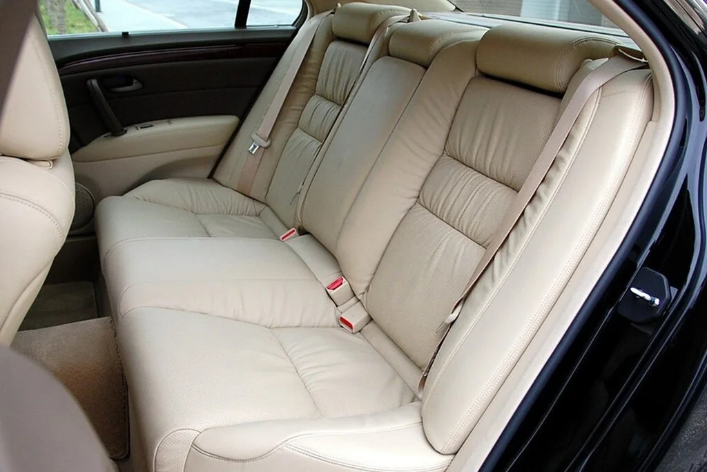 Фото Acura RL (2012) — второй ряд. Второй ряд: посадка, подлокотник и запас места Acura RL (2012) — второй ряд