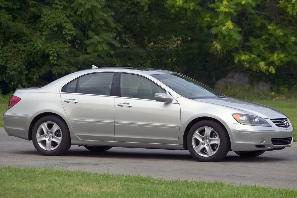 Фото Acura RL (2012) — вид сбоку, фото 3. Профиль в движении: пропорции кузова на ходу Acura RL (2012) — вид сбоку, фото 3