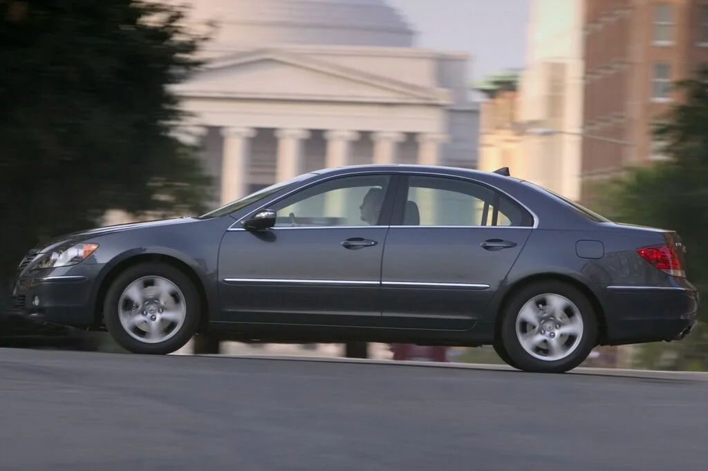 Фото Acura RL (2012) — вид сбоку, фото 4. Профиль: длина кузова, линия крыши и посадка на колёсах Acura RL (2012) — вид сбоку, фото 4