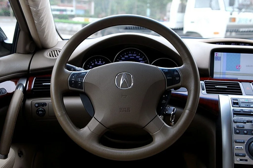 Фото Acura RL (2012) — руль. Обод, спицы и кнопки на руле крупным планом Acura RL (2012) — руль