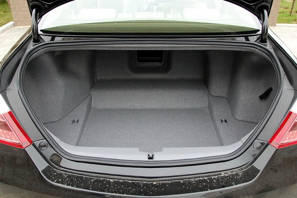 Фото Acura RL (2012) — багажник. Багажник: погрузочная высота и форма проёма Acura RL (2012) — багажник