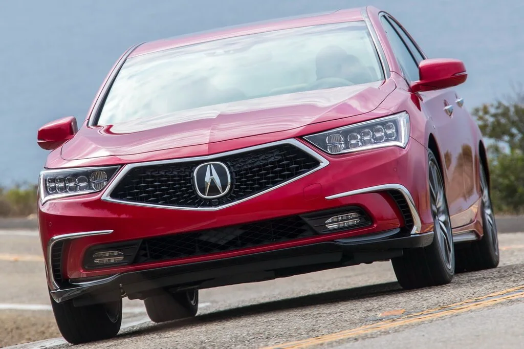 Фото Acura RLX (2017) — вид спереди, фото 6. Три четверти спереди: видно и «лицо», и профиль разом Acura RLX (2017) — вид спереди, фото 6