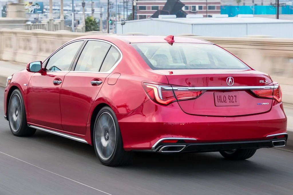 Фото Acura RLX (2017) — вид сзади, фото 3. Сзади-сбоку: свес кормы и стойка пятой двери Acura RLX (2017) — вид сзади, фото 3