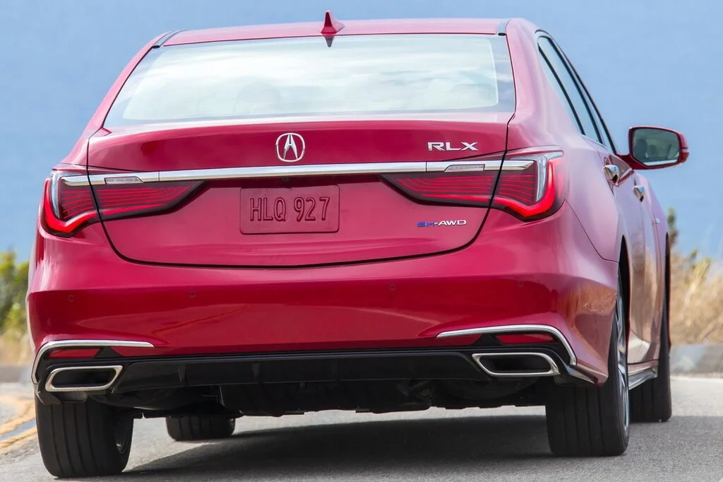 Фото Acura RLX (2017) — вид сзади, фото 5. Задняя часть крупно: ширина кормы и выпускная система Acura RLX (2017) — вид сзади, фото 5