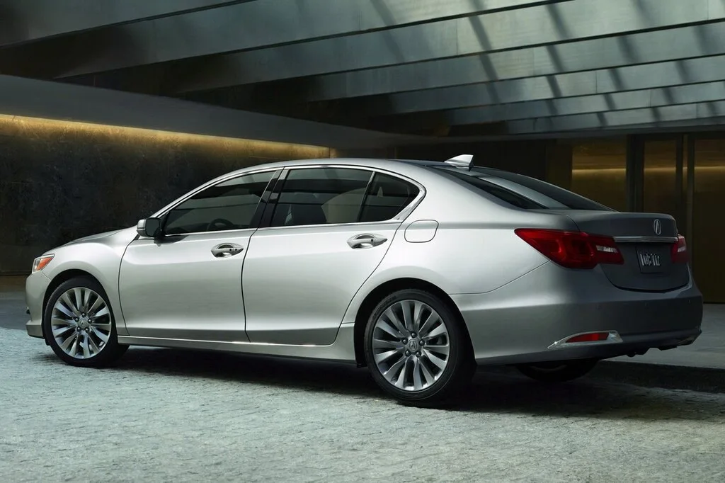 Фото Acura RLX (2017) — вид сзади, фото 8. Задняя часть крупно: ширина кормы и выпускная система Acura RLX (2017) — вид сзади, фото 8