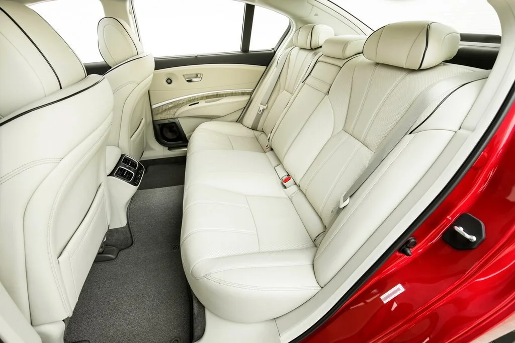 Фото Acura RLX (2017) — второй ряд. Второй ряд: посадка, подлокотник и запас места Acura RLX (2017) — второй ряд