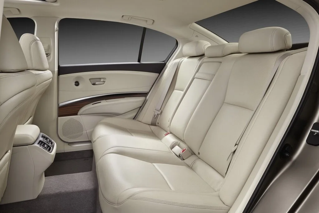 Фото Acura RLX (2017) — второй ряд, фото 2. Задние кресла: ширина дивана и ремни Acura RLX (2017) — второй ряд, фото 2