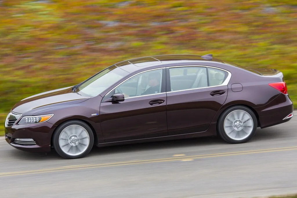 Фото Acura RLX (2017) — вид сбоку, фото 3. Профиль в движении: пропорции кузова на ходу Acura RLX (2017) — вид сбоку, фото 3
