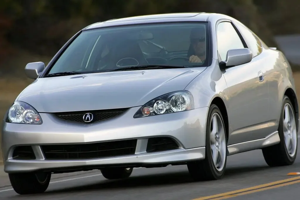 Фото Acura RSX (2006) — вид спереди, фото 3. Три четверти спереди: видно и «лицо», и профиль разом Acura RSX (2006) — вид спереди, фото 3