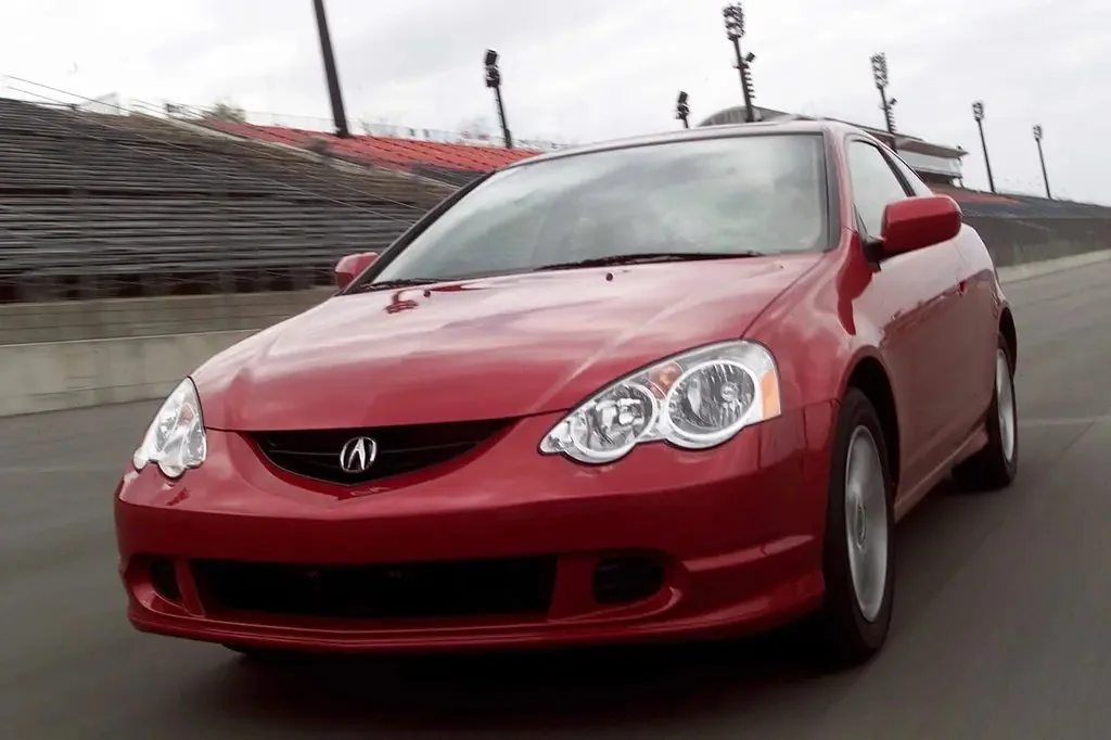 Фото Acura RSX (2006) — вид спереди, фото 4. Анфас: решётка, форма фар и бампер — по ним модель и узнают на дороге Acura RSX (2006) — вид спереди, фото 4