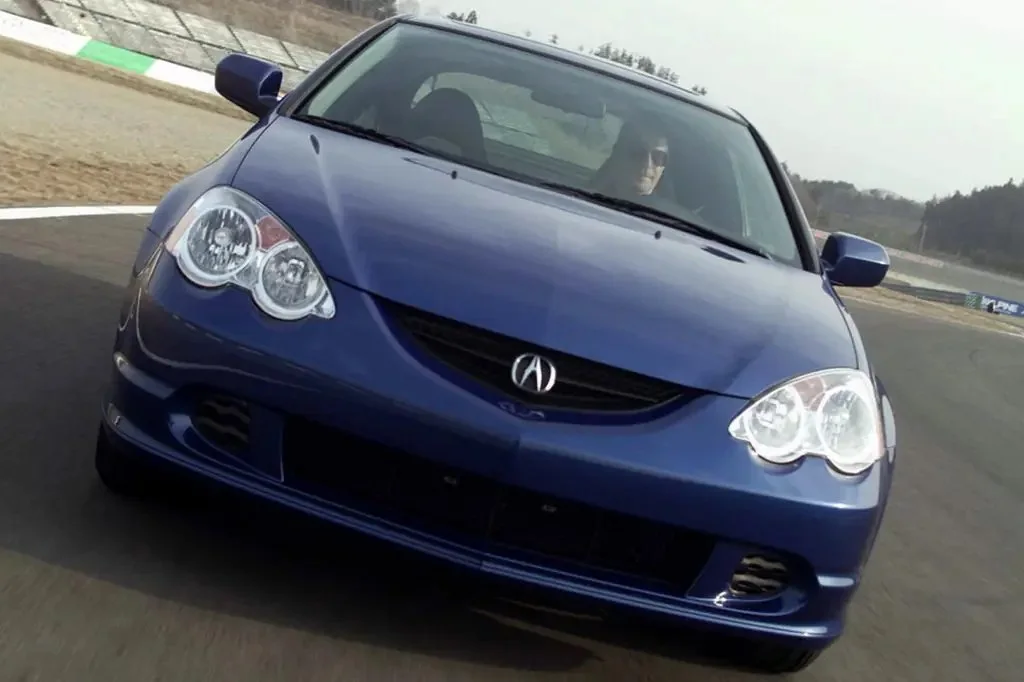 Фото Acura RSX (2006) — вид спереди, фото 5. Передняя часть крупно: рисунок ходовых огней и воздухозаборники Acura RSX (2006) — вид спереди, фото 5