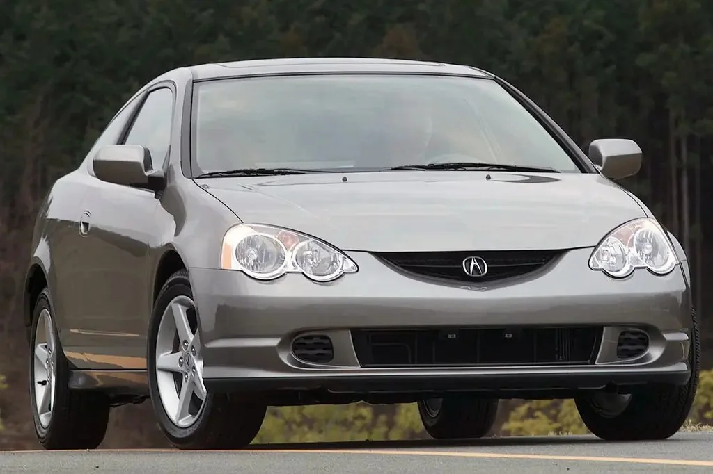 Фото Acura RSX (2006) — вид спереди, фото 6. Три четверти спереди: видно и «лицо», и профиль разом Acura RSX (2006) — вид спереди, фото 6