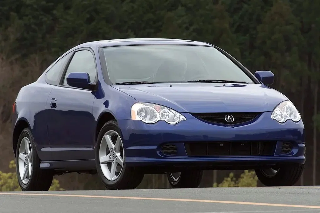 Фото Acura RSX (2006) — вид спереди, фото 8. Передняя часть крупно: рисунок ходовых огней и воздухозаборники Acura RSX (2006) — вид спереди, фото 8