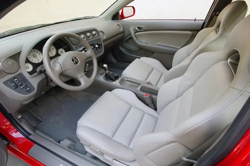 Фото Acura RSX (2006) — интерьер. Общий план салона: панель, консоль и передние кресла Acura RSX (2006) — интерьер